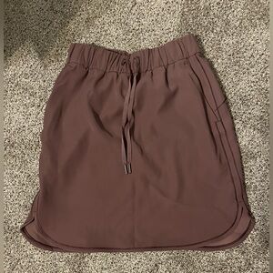 Lulu lemon ‘on the fly’ plum skirt with pockets, size 6. Great condition!